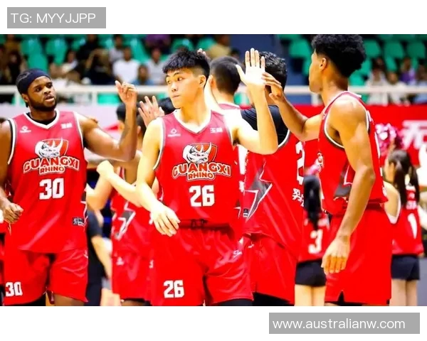 庞峥麟在防守拦截中展现卓越技巧与战术智慧的精彩表现 庞峥麟在防守拦截中展现卓越技巧与战术智慧的精彩表现