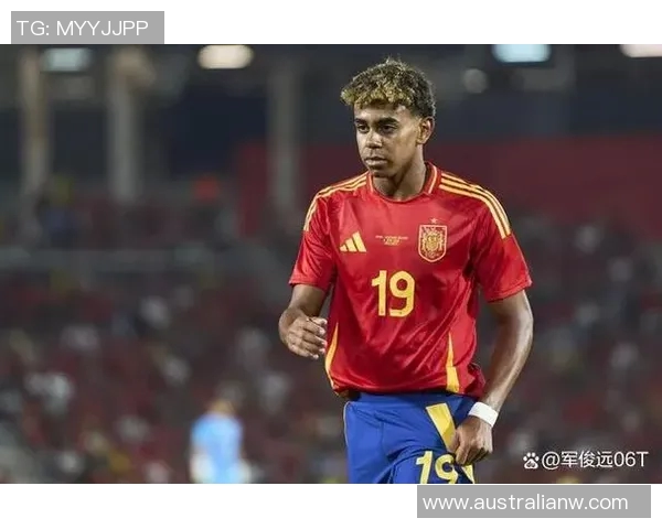 西班牙队在欧国联赛中捧起冠军奖杯!